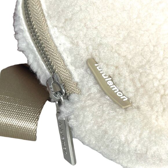 Lululemon Everywhere Belt Bag Fleece 1L NWT Natural Ivory Silver Hardware NEW - Picture 6 of 12